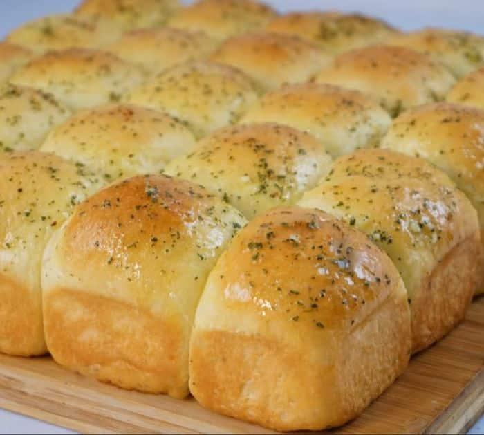 Easy Garlic Butter Dinner Rolls Recipe