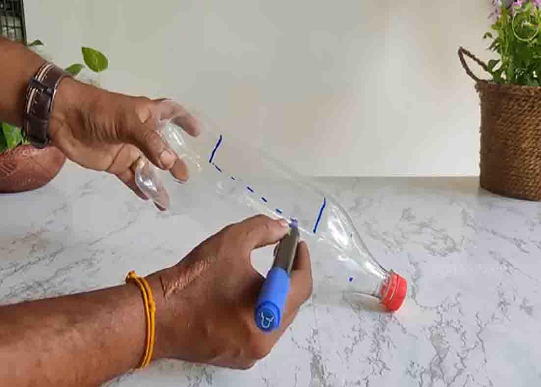 Marking the plastic bottle for the hanging ring plant