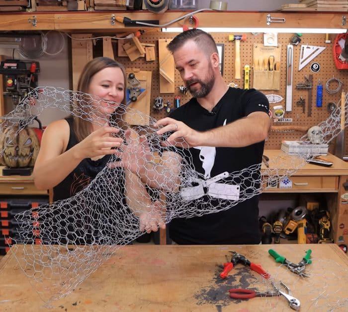 Glowing Chicken Wire Ghost Halloween Decor DIY Tutorial