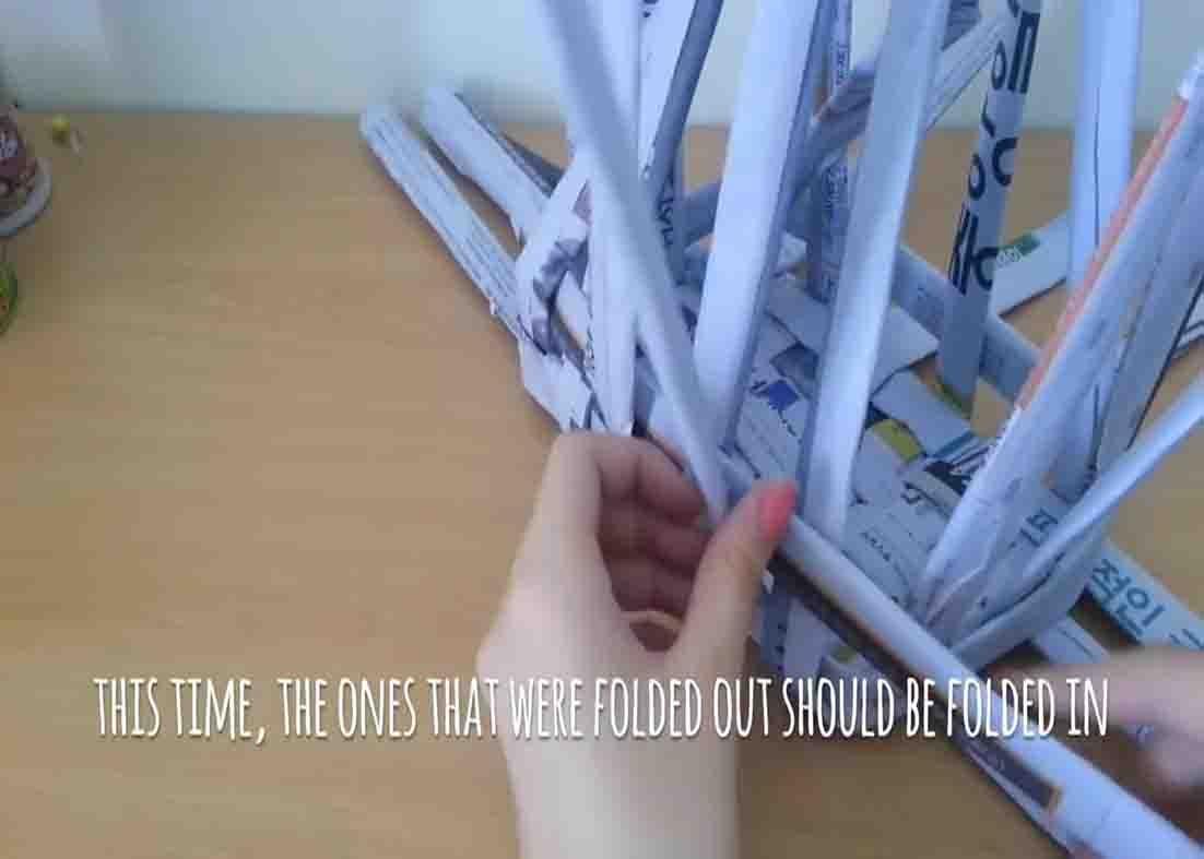 Building the walls of the newspaper basket