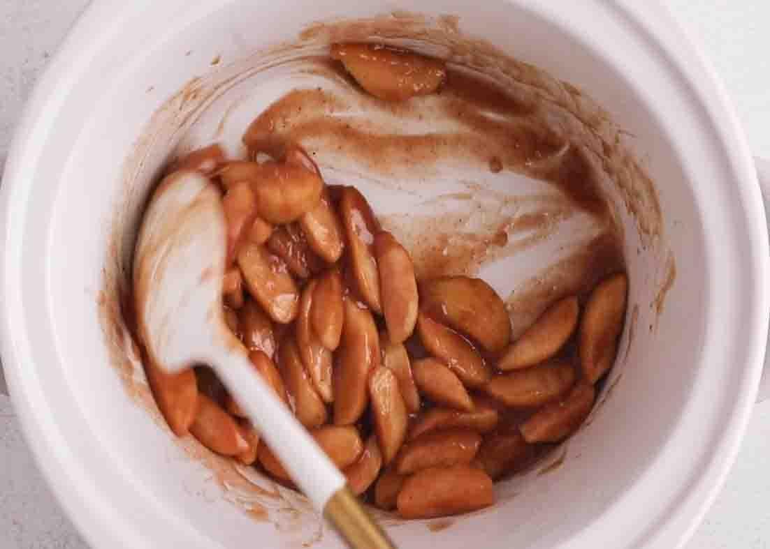Mixing the fried apples to combine