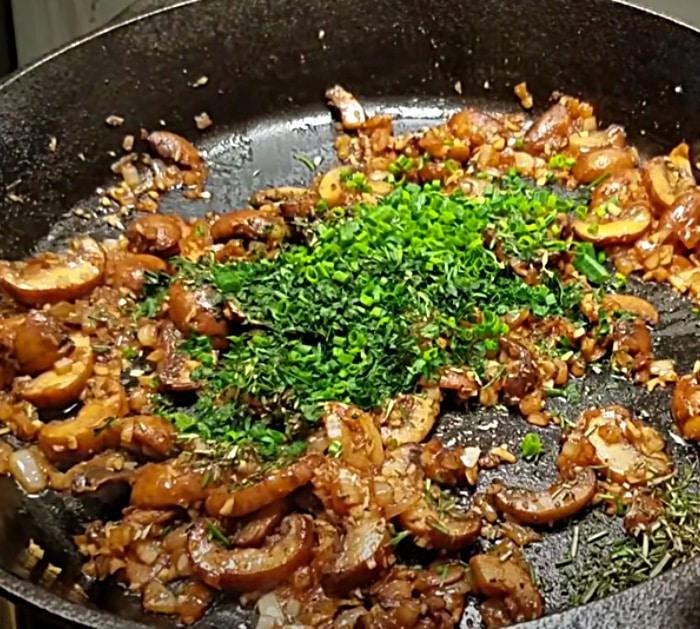 Creamy chicken breasts in one pan with garlic and fresh herbs