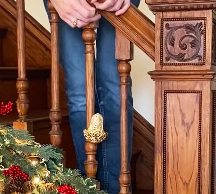 How To Make a Staircase Garland - Easy Christmas Crafts