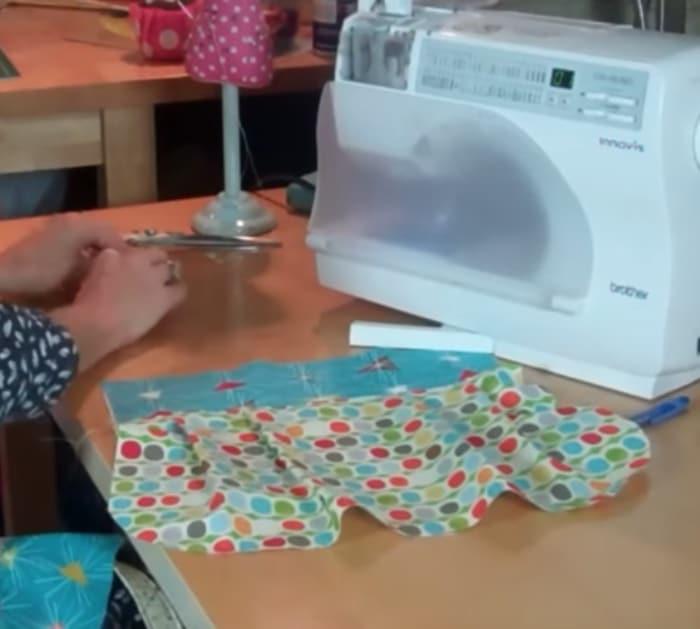 Make a reversible bag with two kinds of contrasting fabric
