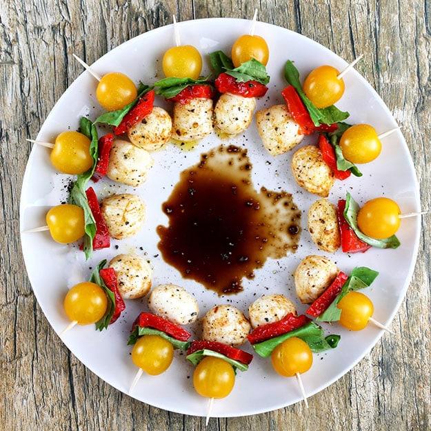 Easy DIY Party Food Ideas | Easy Recipes for a Crowd | DIY Caprese Bites | DIY Projects and Crafts by Sueeye #appetizers #partyfood #recipes