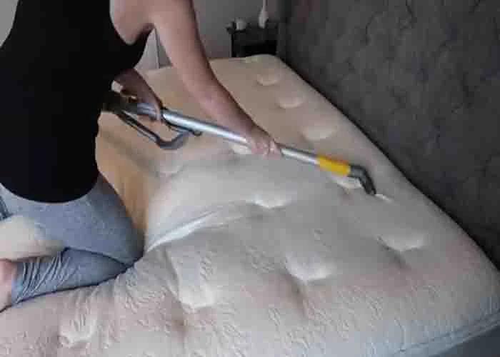 Cleaning the mattress with vacuum