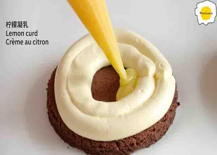 Building the mini chocolate lemon cake