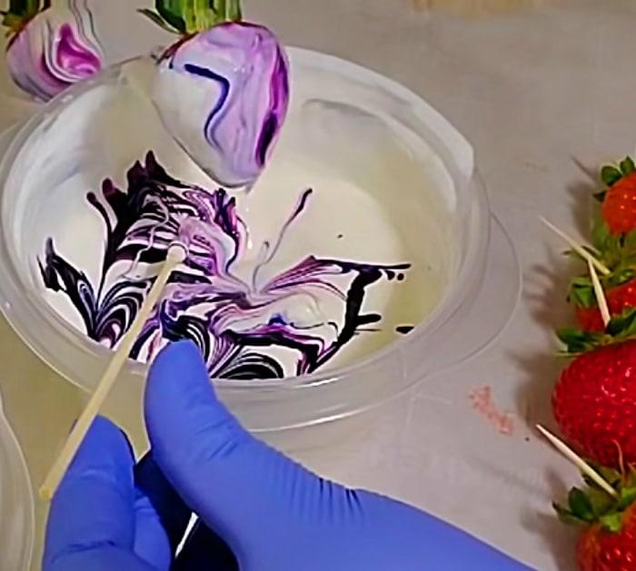 Make marbleized Strawberries this Valentines Day
