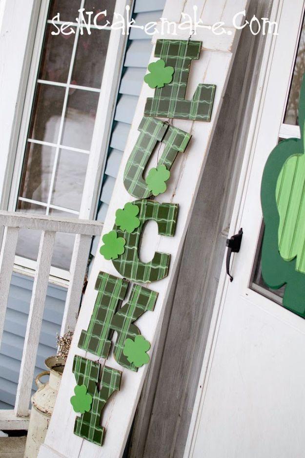 St Patricks Day Decor Ideas - Shamrock Door Decor - DIY St. Patrick's Day Party Decorations and Home Decor Crafts - Projects for Walls, Hanging Banners, Wreaths, Tabletop Centerpie