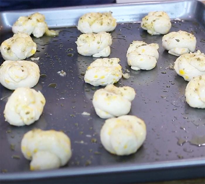 Quick and Easy Garlic Knots Recipe - Italian Bread Recipes - Appetizer Recipes