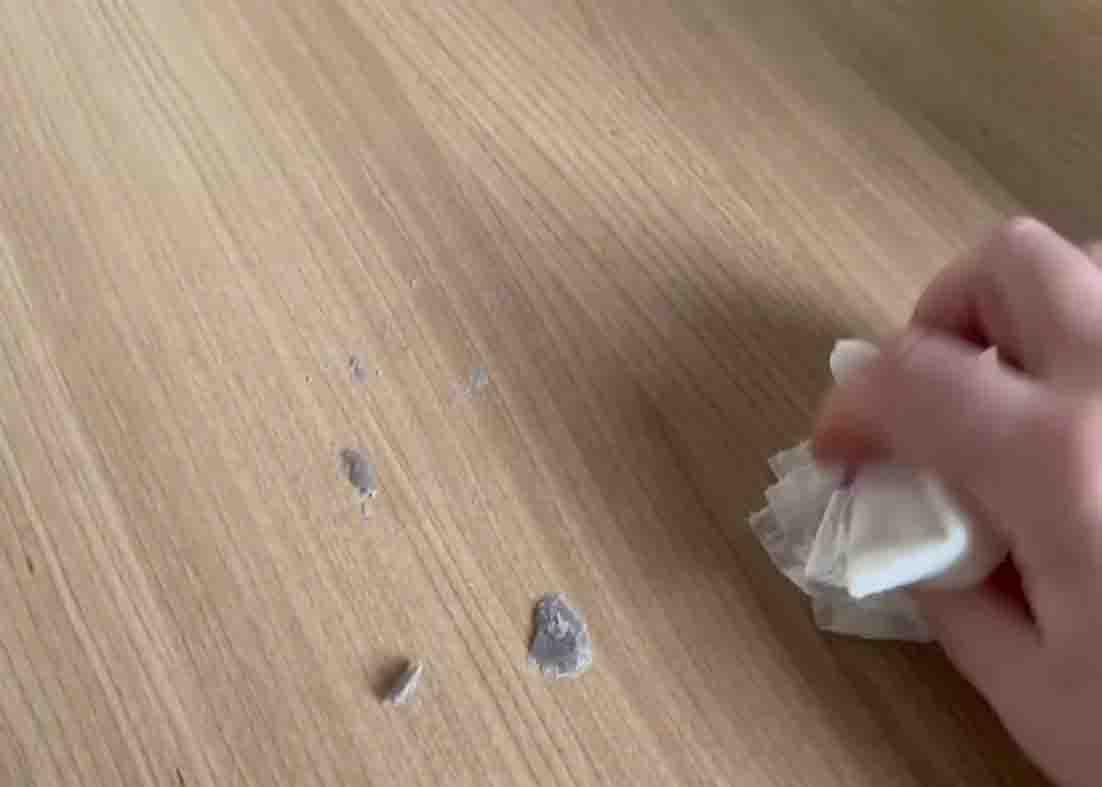 Removing the candle wax easily with hot water and paper towel