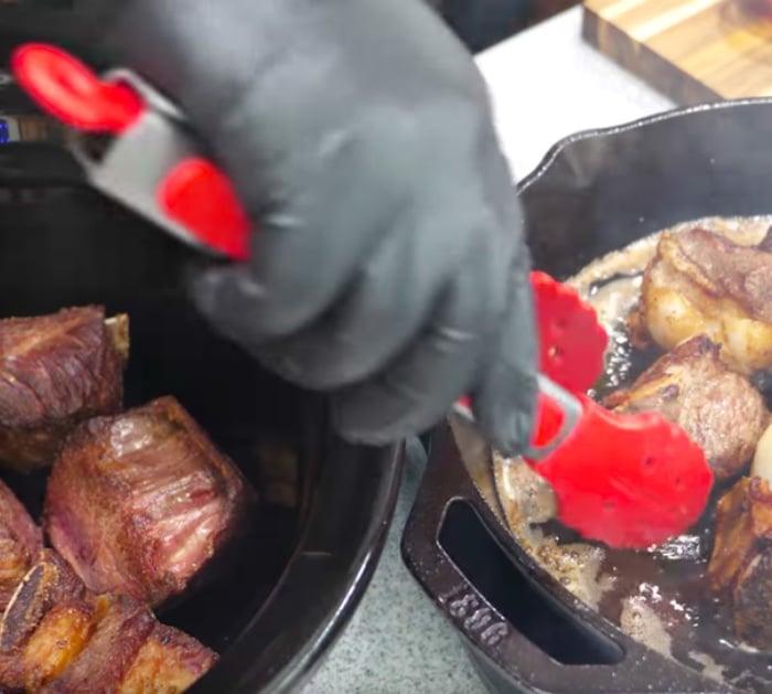 Make beef short ribs in the crockpot slow cooker