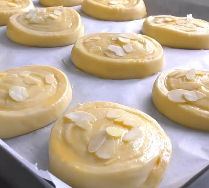 Soft and Creamy Custard Bread Roll Instructions