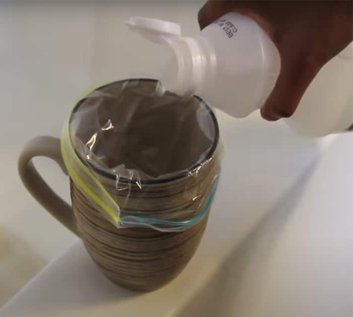 clean shower head with vinegar