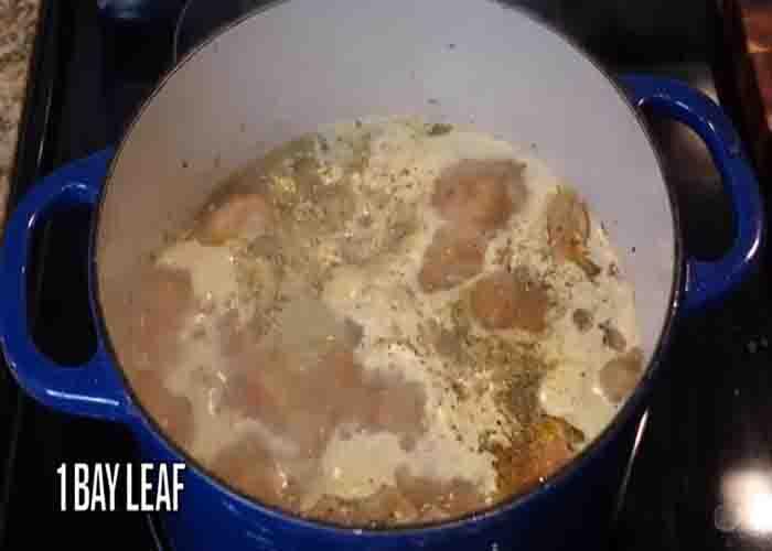 Simmering the southern style stewed chicken