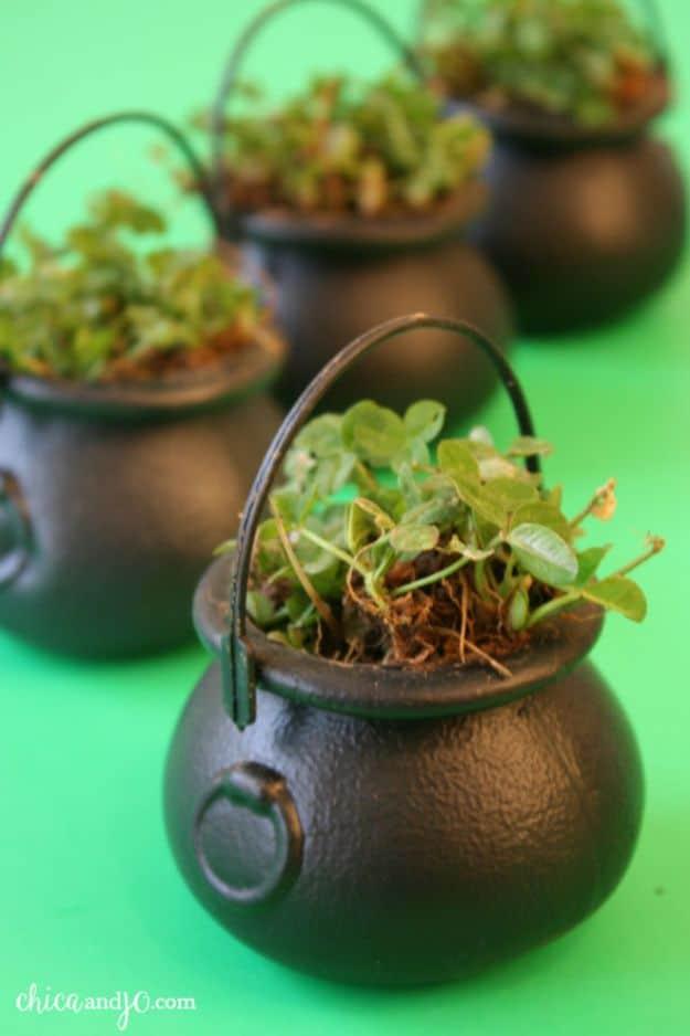 St Patricks Day Decor Ideas - St. Patrick’s Day Clover Place Cards - DIY St. Patrick's Day Party Decorations and Home Decor Crafts - Projects for Walls, Hanging Banners, Wreaths, T