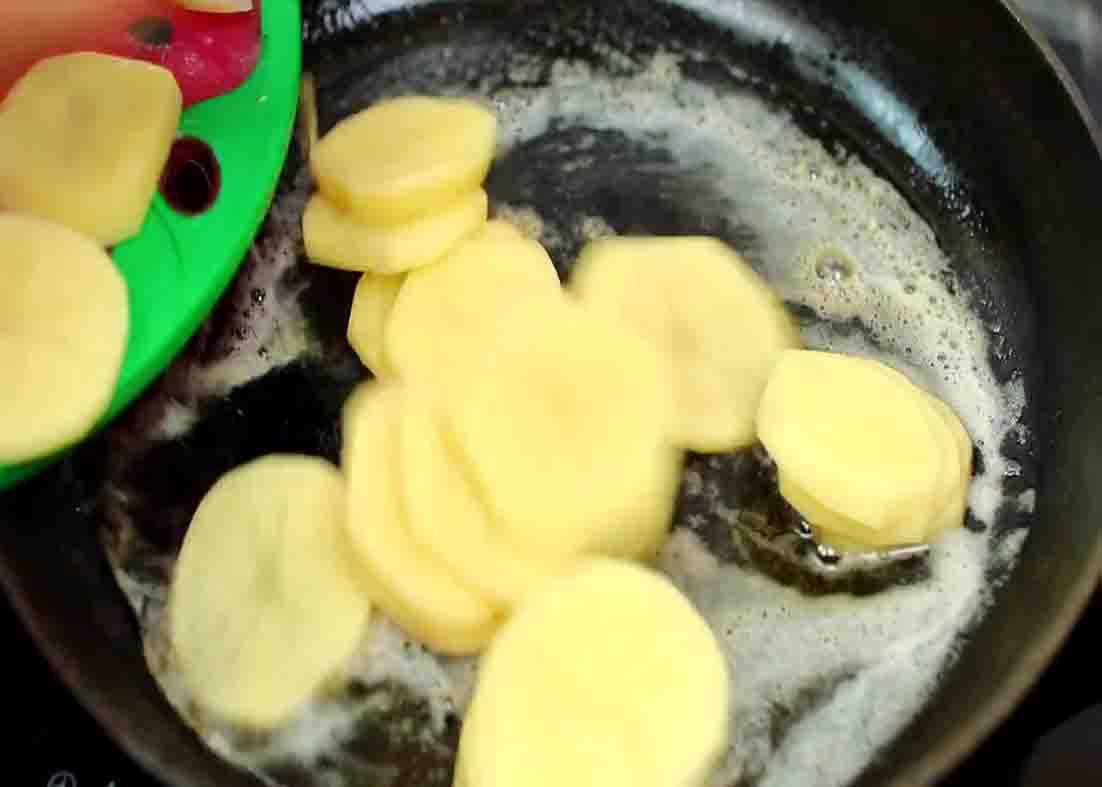 Sauteing the potatoes to the butter and oil