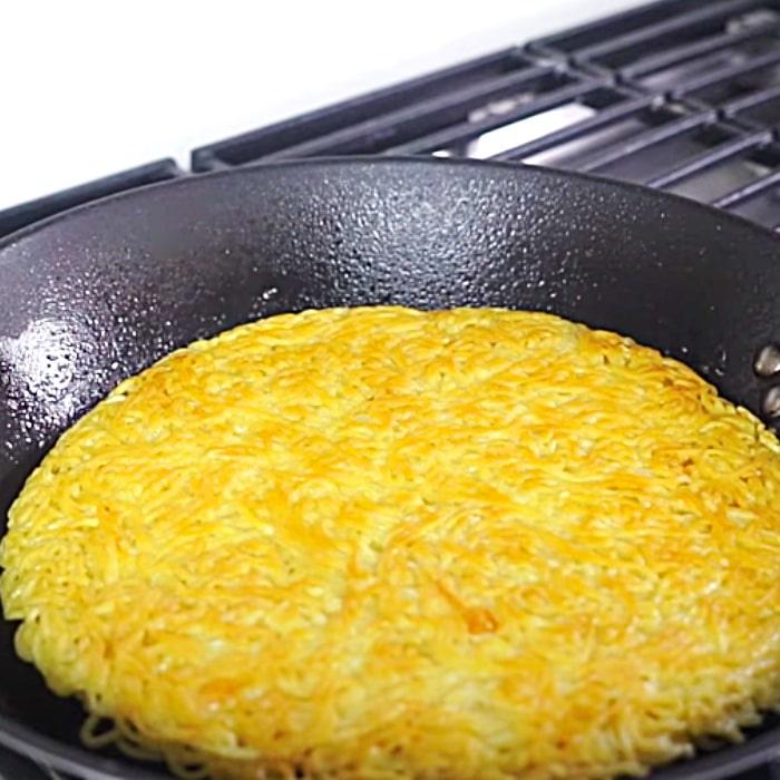 How To Make Ramen Pizza - Ramen Noodle Pizza Crust Idea - Cheap Meal Ideas
