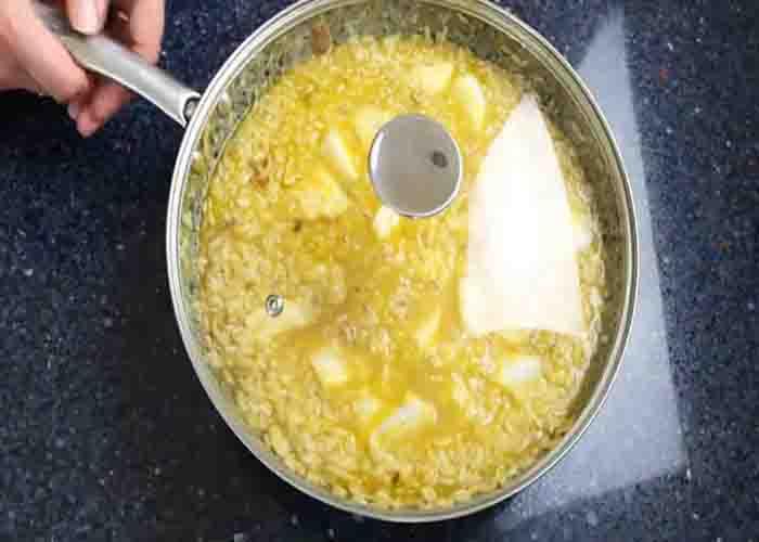 Cooking the garlic rice with fish