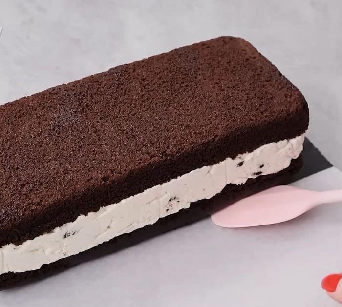 How to Make a Chocolate Cake With Cookies and Cream Mousse