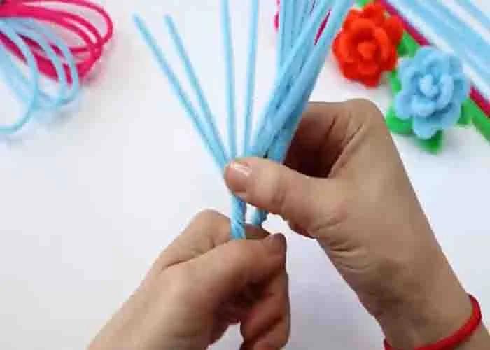 Making the base of the pipe cleaner rose