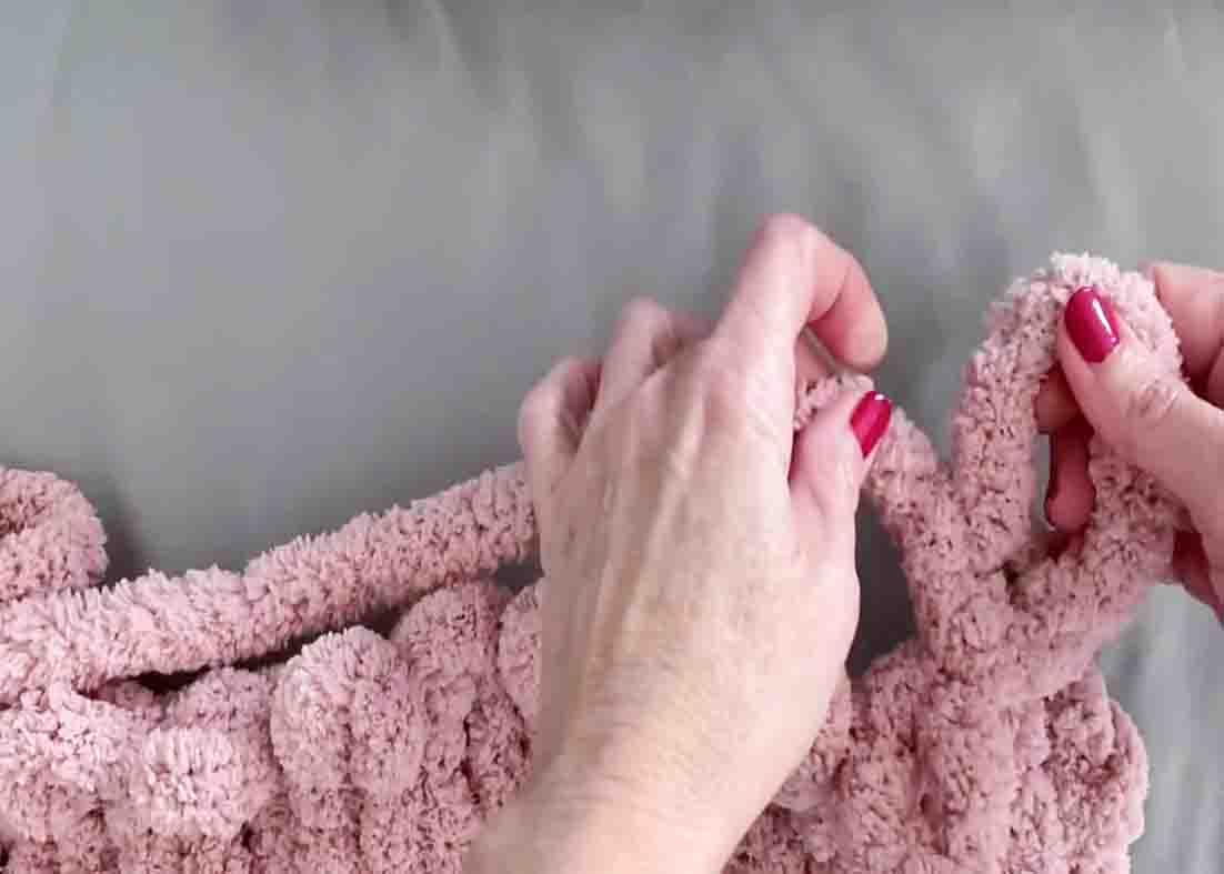 Knitting the last row of the blanket