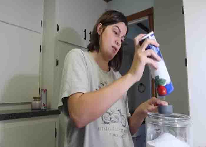 Mixing the homemade laundry detergent