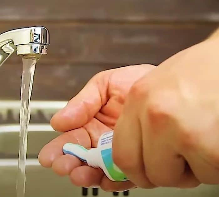 Easy and Cheap Cleaning Tips Using Toothpaste