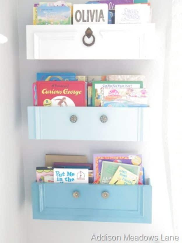 DIY Bookshelf, built from supplies most crafters already own and warmth that a bare corner was missing