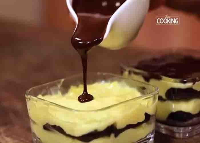 Layering the custard biscuit pudding