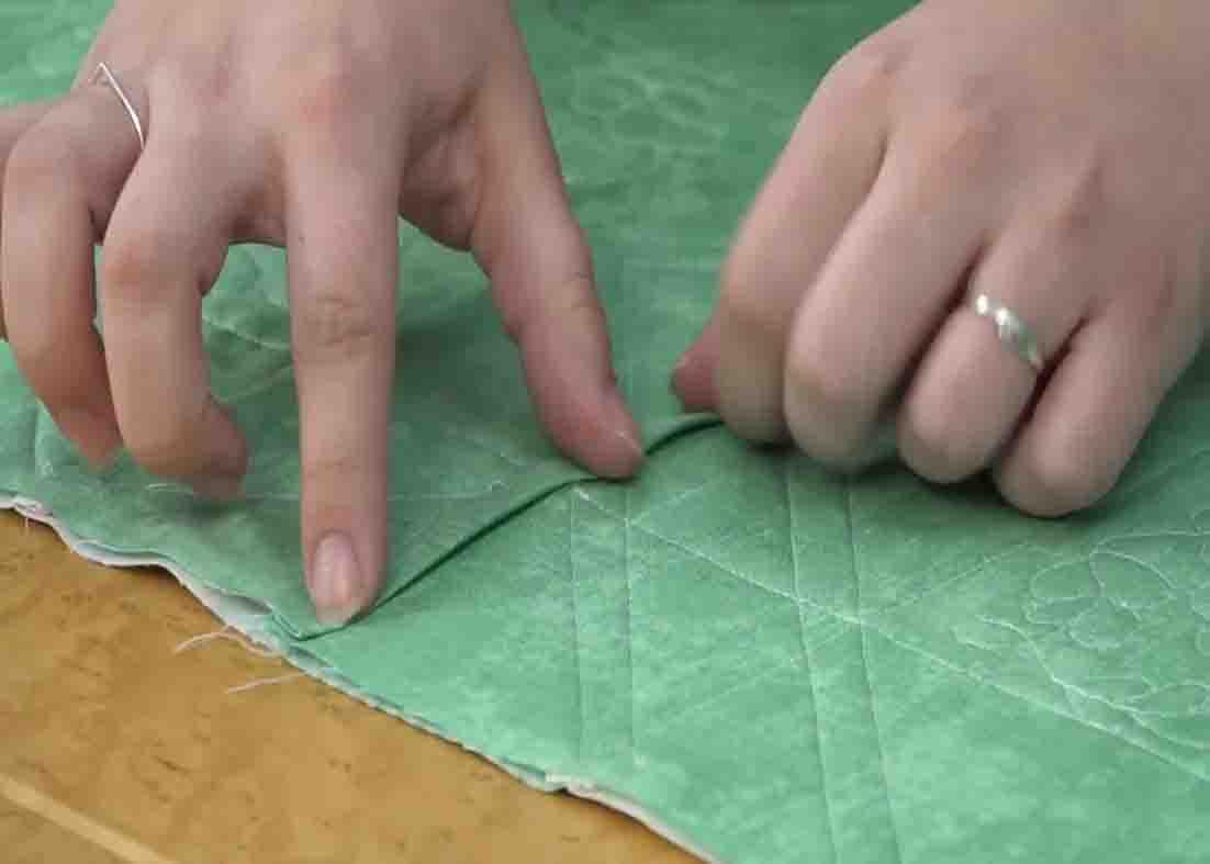 Finishing the seam of the quilt