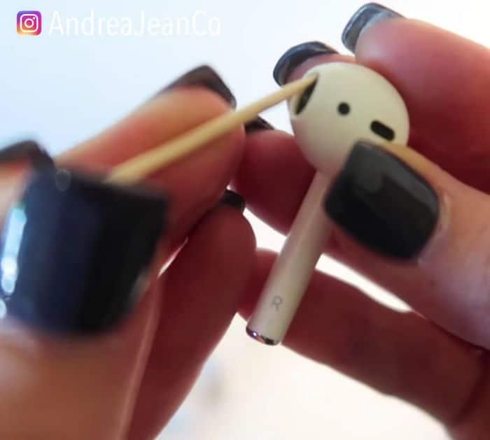 Easy Earwax on Earphones Cleaning Hack
