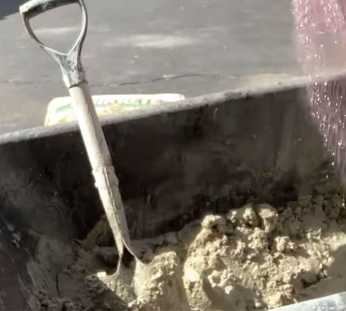Mix Mortar For DIY Stepping Stones - DIY Gardening