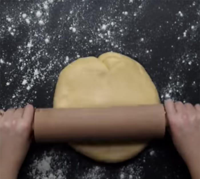 steps to make valentines themed donuts