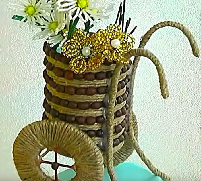 Make a chariot of flowers from a tin can