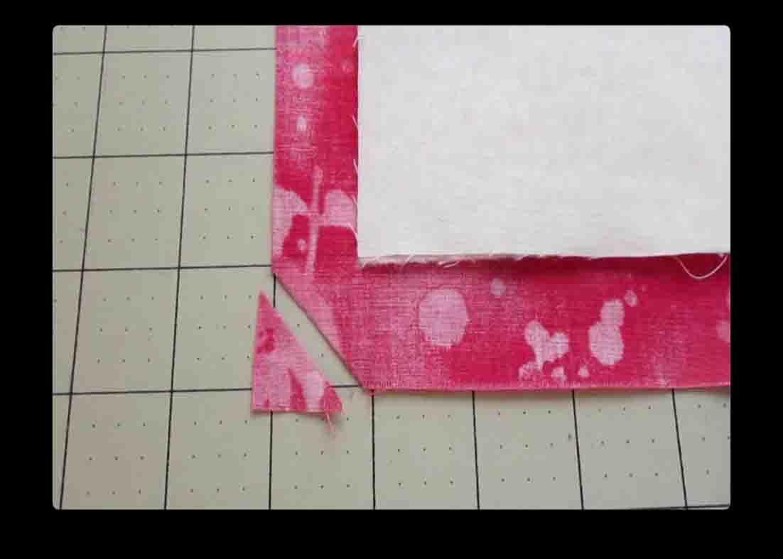 Mitering the corners of the quilted large hot pad