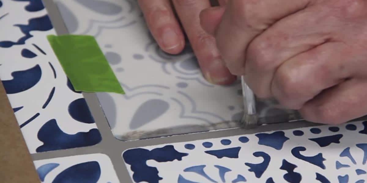 She Quickly Gives This Table A Stunning Makeover! (WATCH!)