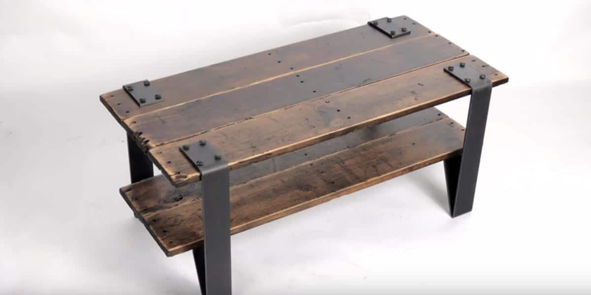 This Pallet Wood Table Costs Only A Few Dollars To Make