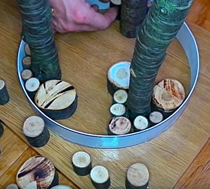 Make a stool out of branches and epoxy resin