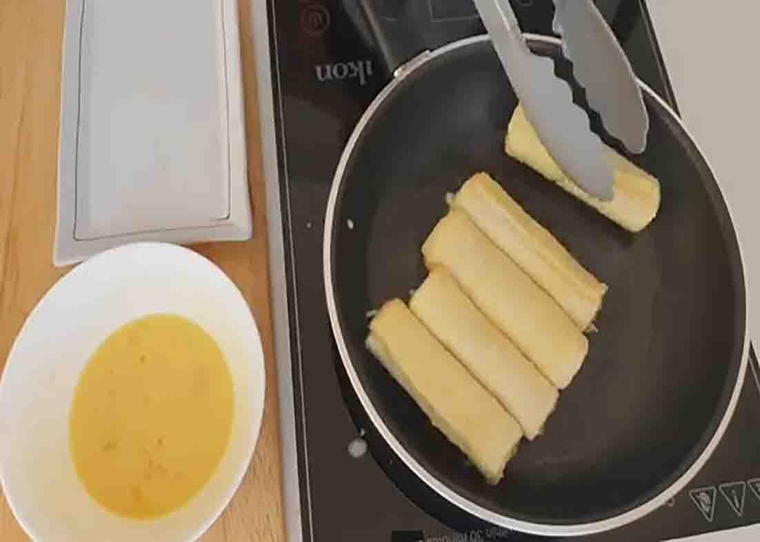Frying the apple cinnamon toast