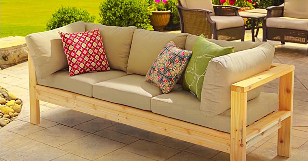 DIY Outdoor Sofa Made With 2x4s