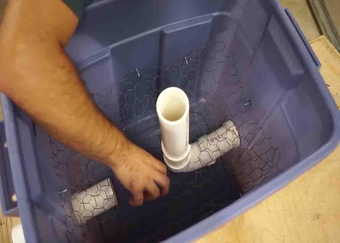 Putting the chicken wire to hold the ice of the DIY fog chiller