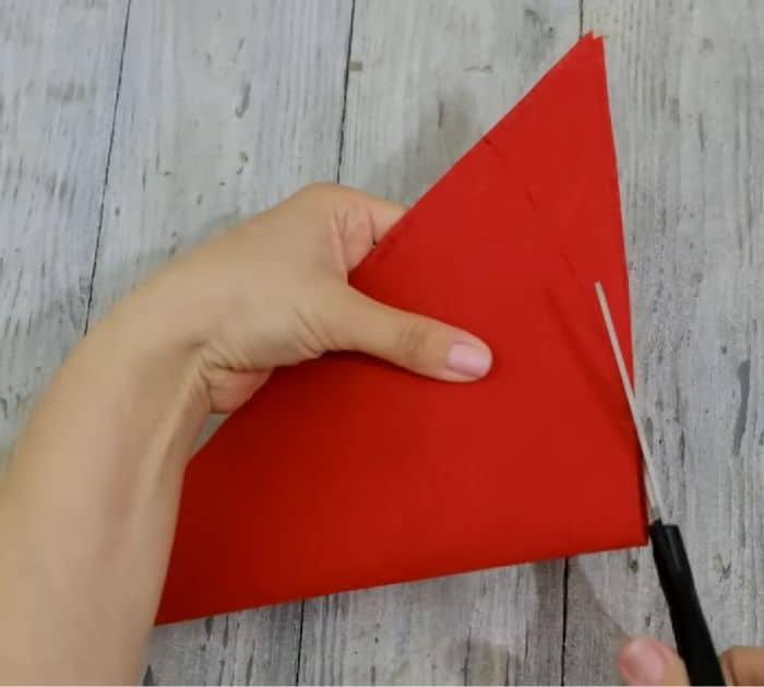 Easy To Make DIY Santa Décor Using Recycled Pringles Can