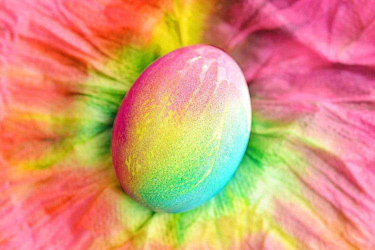 Easter egg decorating ideas - paper towel tie dye easter eggs, easy egg dyeing tutorial