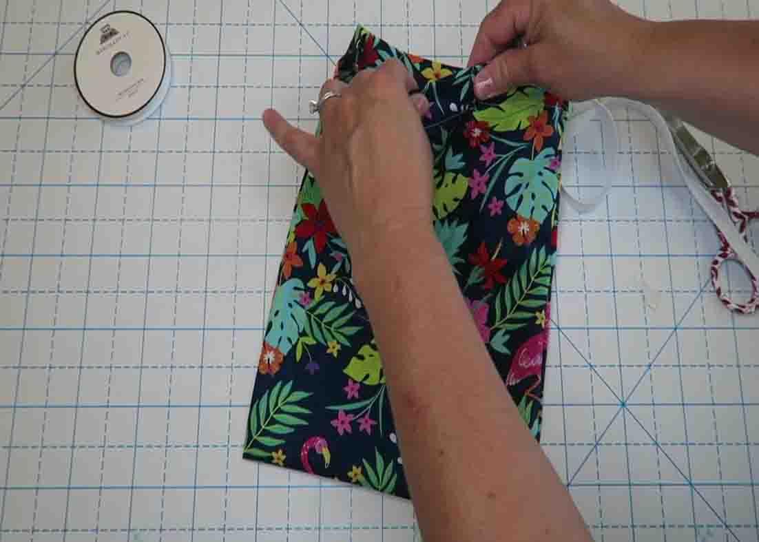 Inserting the ribbon to the drawstring bag
