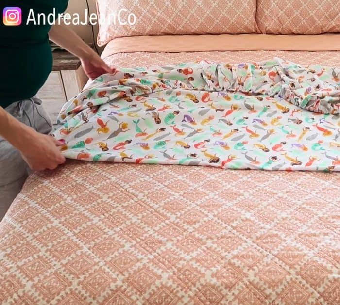 Best Way To Fold A Fitted Sheet (Marie Kondo Style)