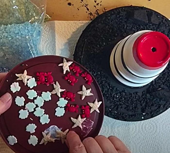 Decorate clay pots to make a solar lighthouse