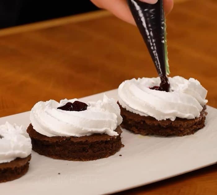 How to Make Mini Chocolate Cakes