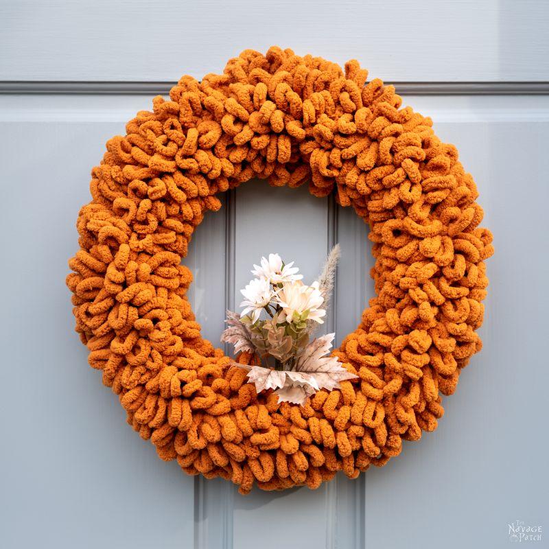 Autumn wreath kept to a tight three shade palette, a restrained and easy DIY wreath for a front door