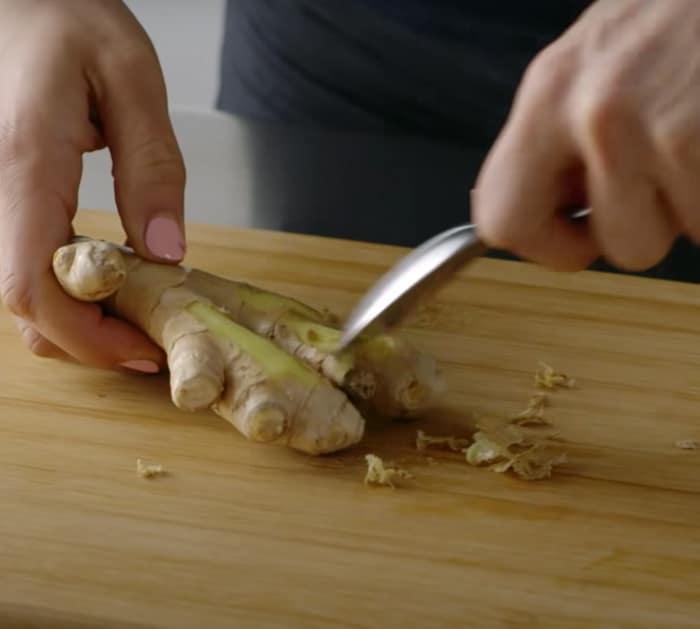 use spoon to peel ginger